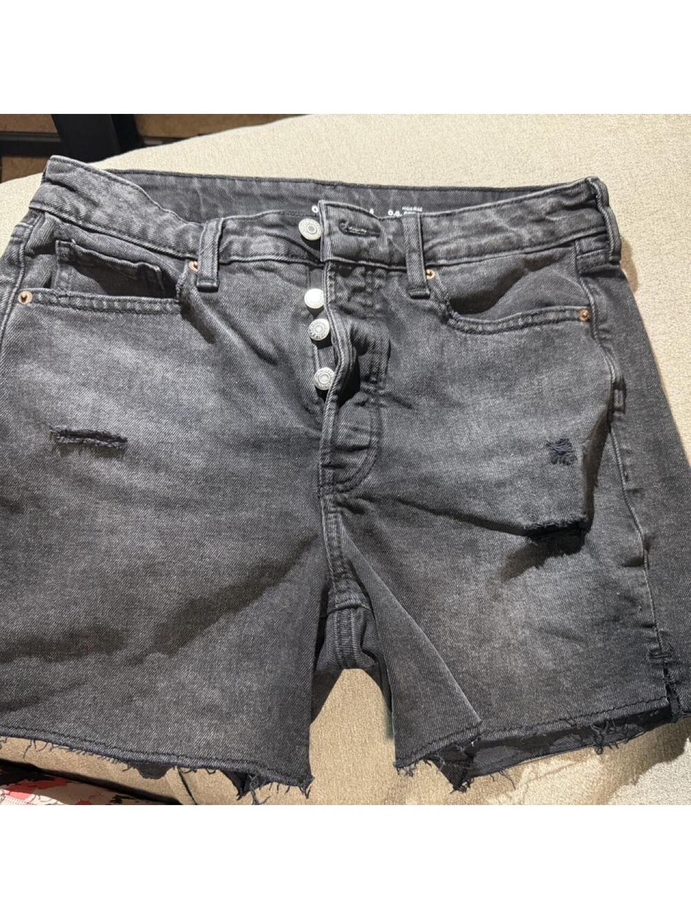 Old Navy O.G. Straight cutoff shorts in size 8
